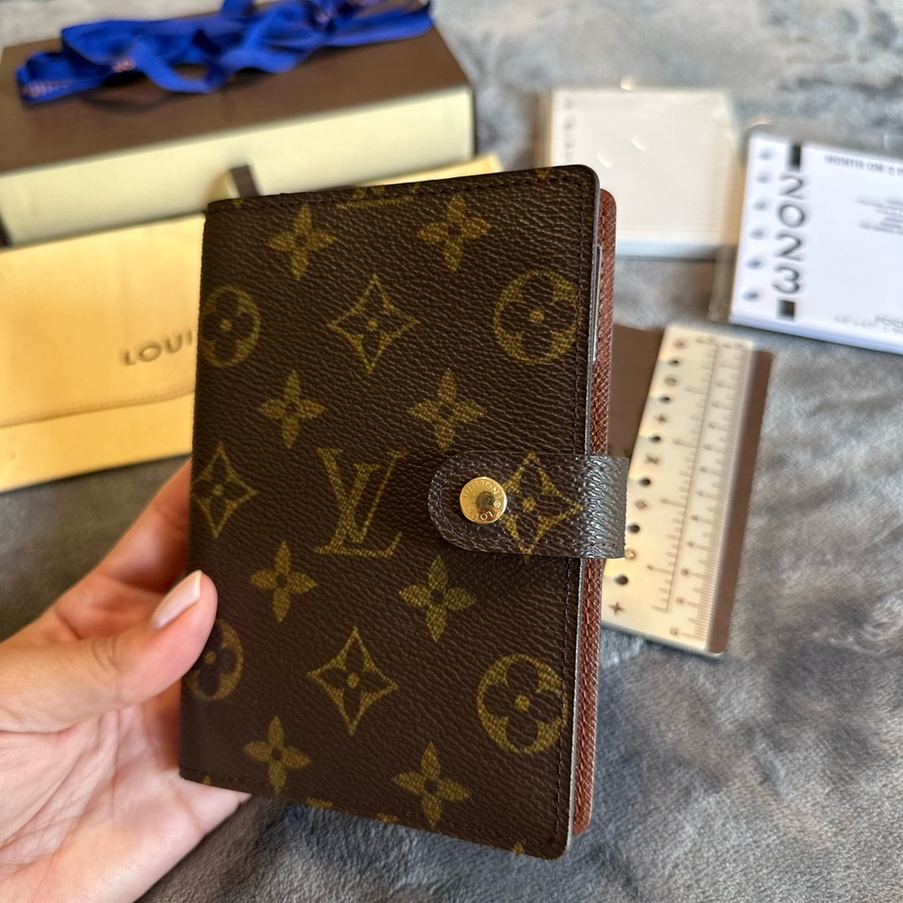 AUTHENTIC Louis Vuitton small ring agenda - Picture 1 of 11